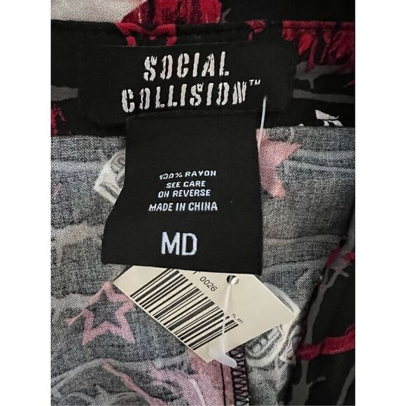 Social Collision Flaming Skulls Allover Print Girls Woven Button-Up (Med) - Picture 5 of 8